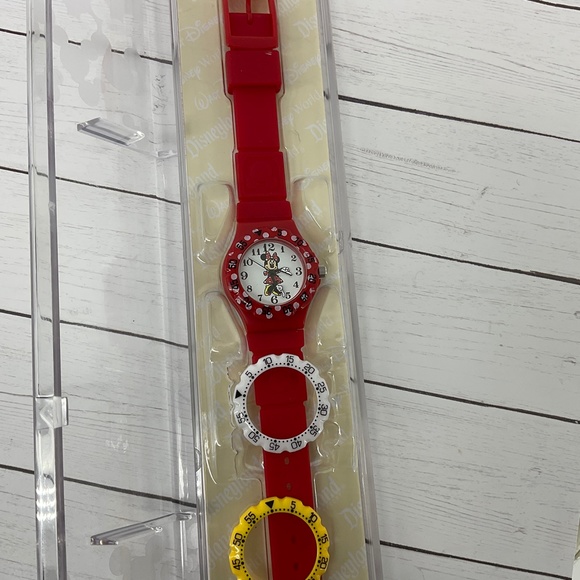 DISNEY MINNIE MOUSE WATCH WITH 3 INTERCHANCHABLE FACING IN CASE FROM DISNEY LAND - Picture 8 of 9